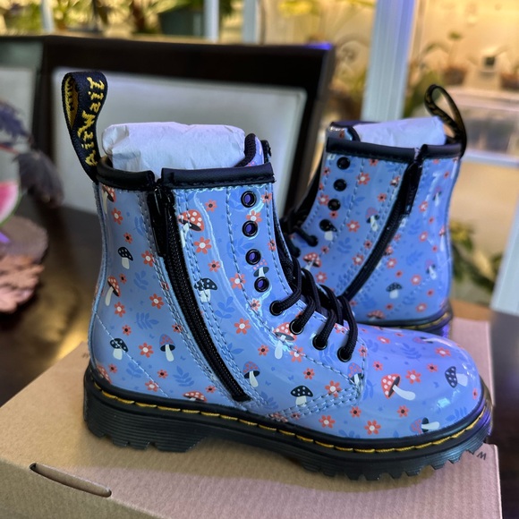 ❌SOLD❌ Dr. Martens 1460 PATENT WOODLAND LACE UP BOOTS - Picture 4 of 8